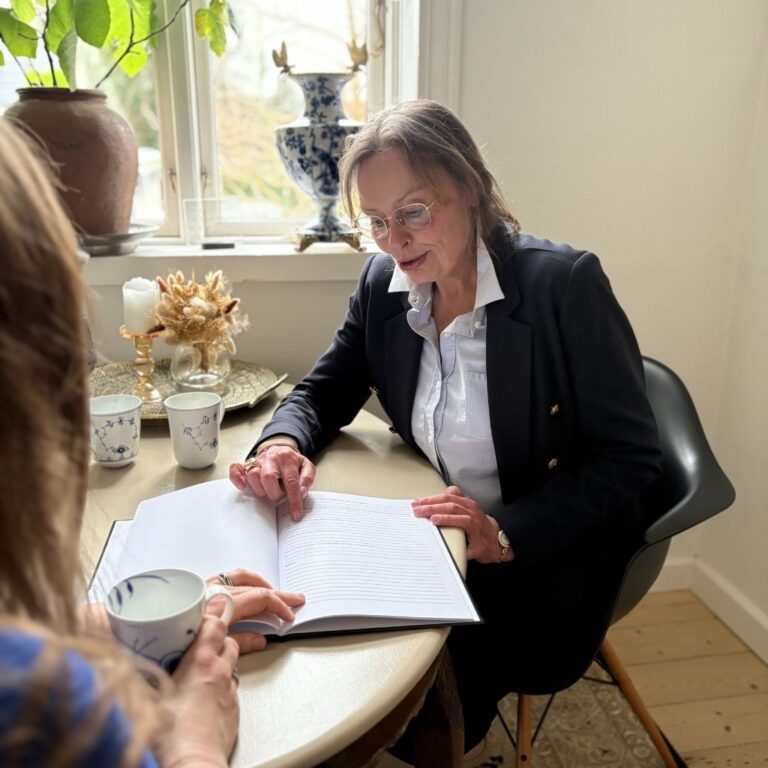 Gitte Friis arbejder som leder- og erhvervscoach i Esbjerg. Her ser du billede af Gitte Friis. Gitte har over 20 års erfaring i at hjælpe leder, virksomheder og teams til at samarbejde bedre og udvikle sig sammen.